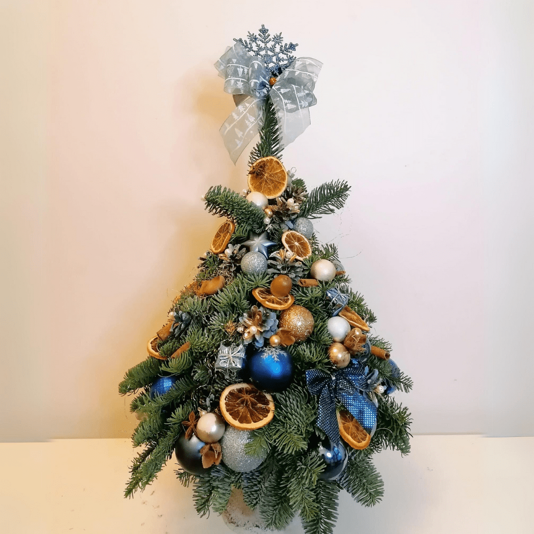 Aranjament brad de Craciun cu globuri albastre si aurii