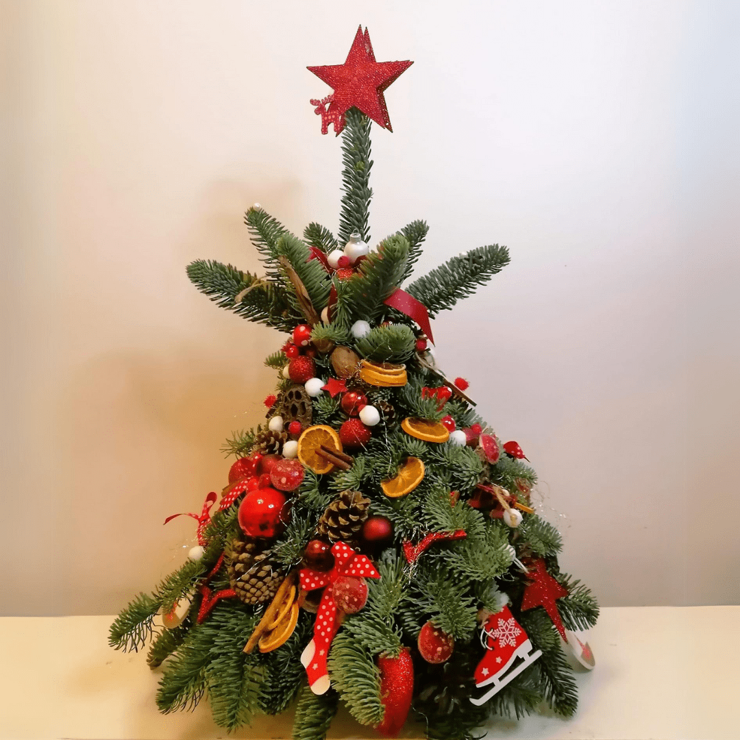 Aranjament brad de Craciun cu globuri rosii