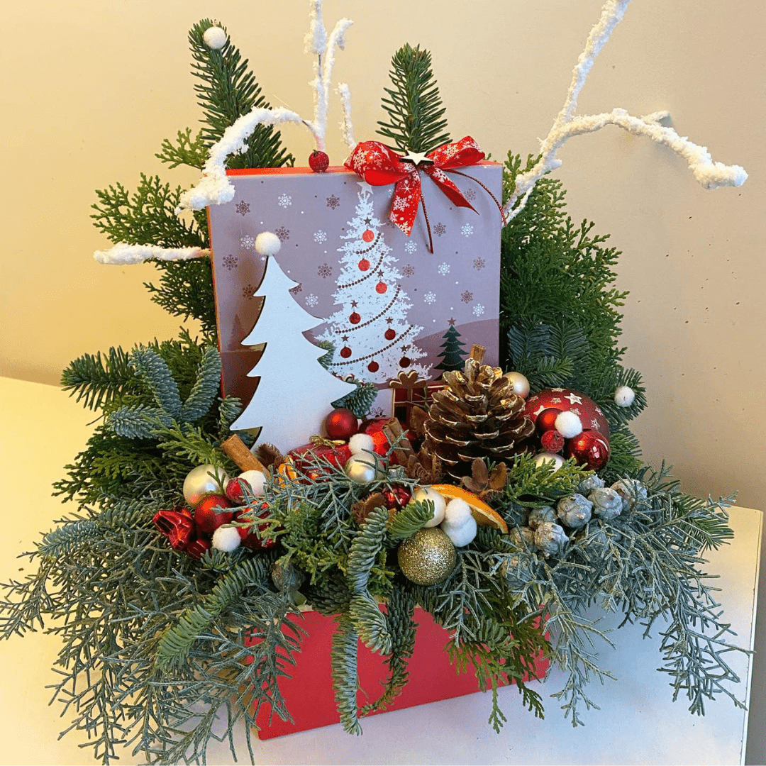 Aranjament de Craciun cu brad in cutie crem