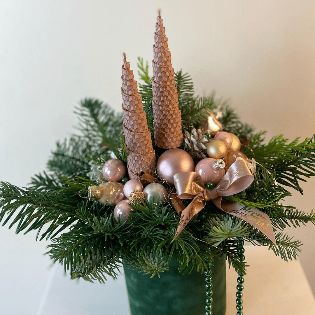 Aranjament de Craciun cu brad in cutie de catifea verde