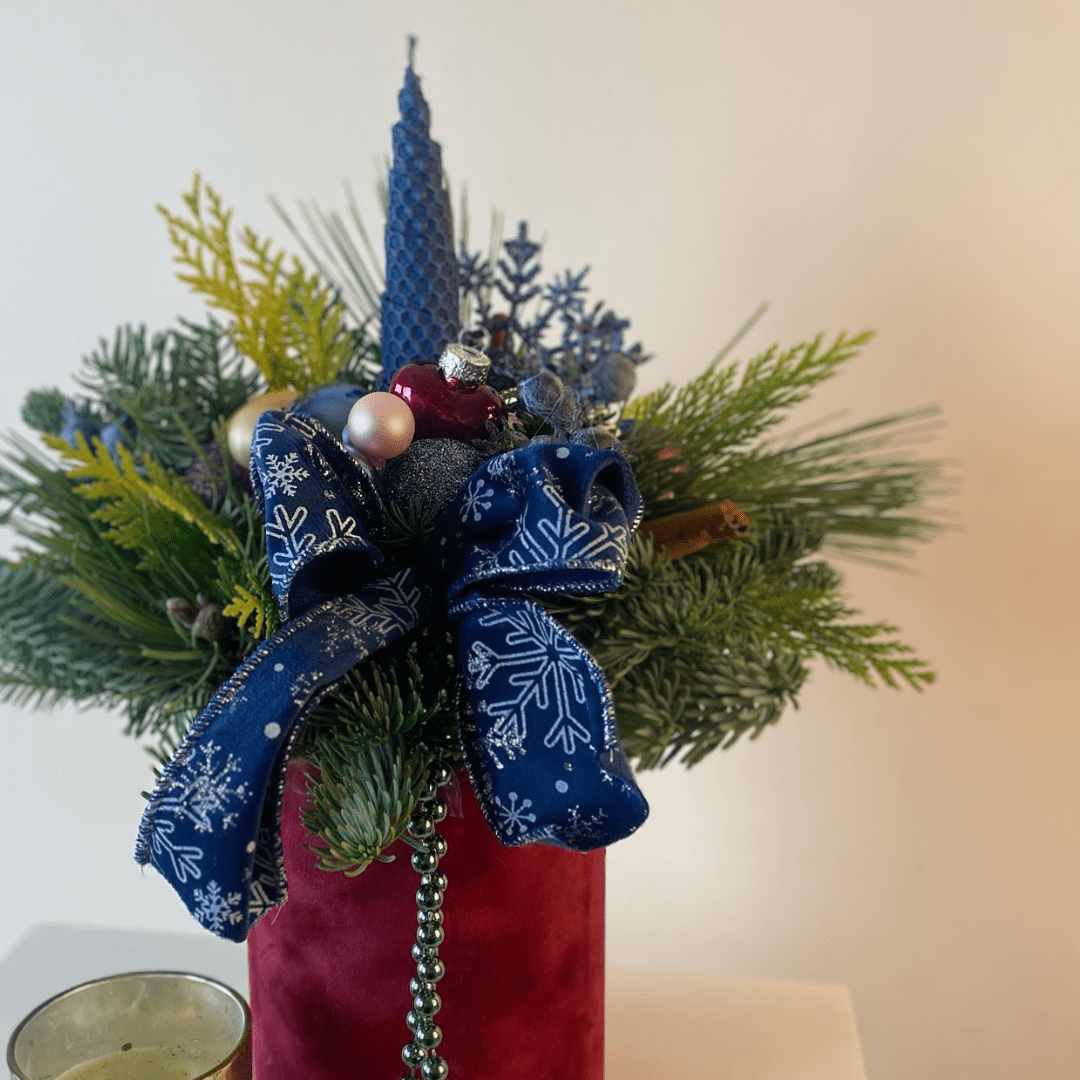 Aranjament de Craciun cu brad in cutie de catifea visinie