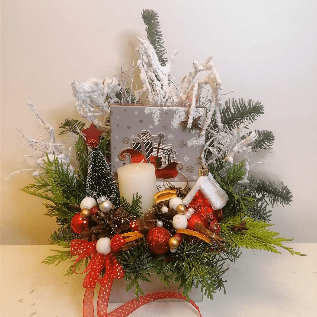 Aranjament de Craciun cu brad in cutie gri