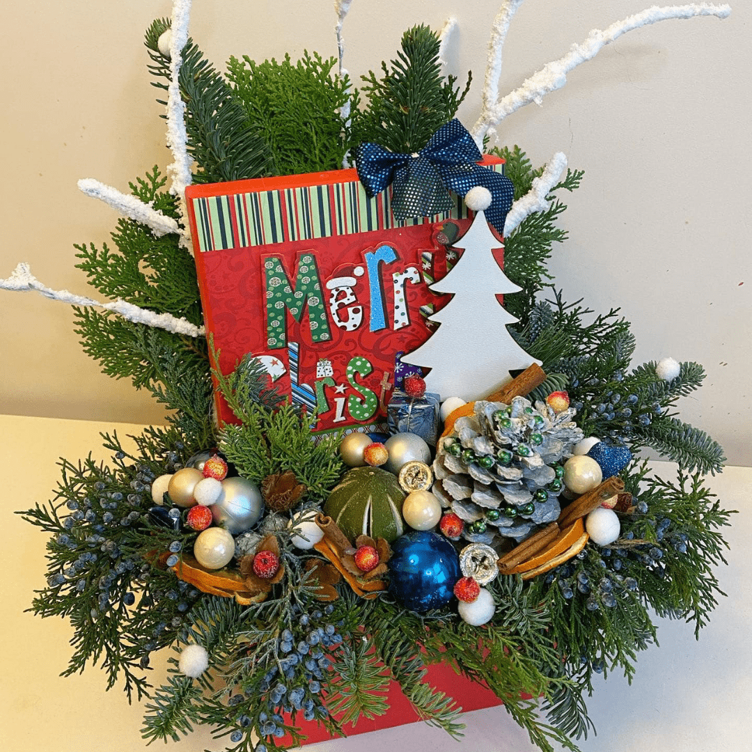 Aranjament de Craciun cu brad in cutie rosie