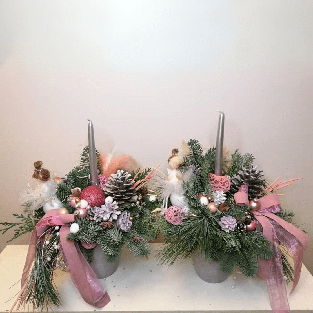 Aranjament de Craciun cu brad roz cu argintiu