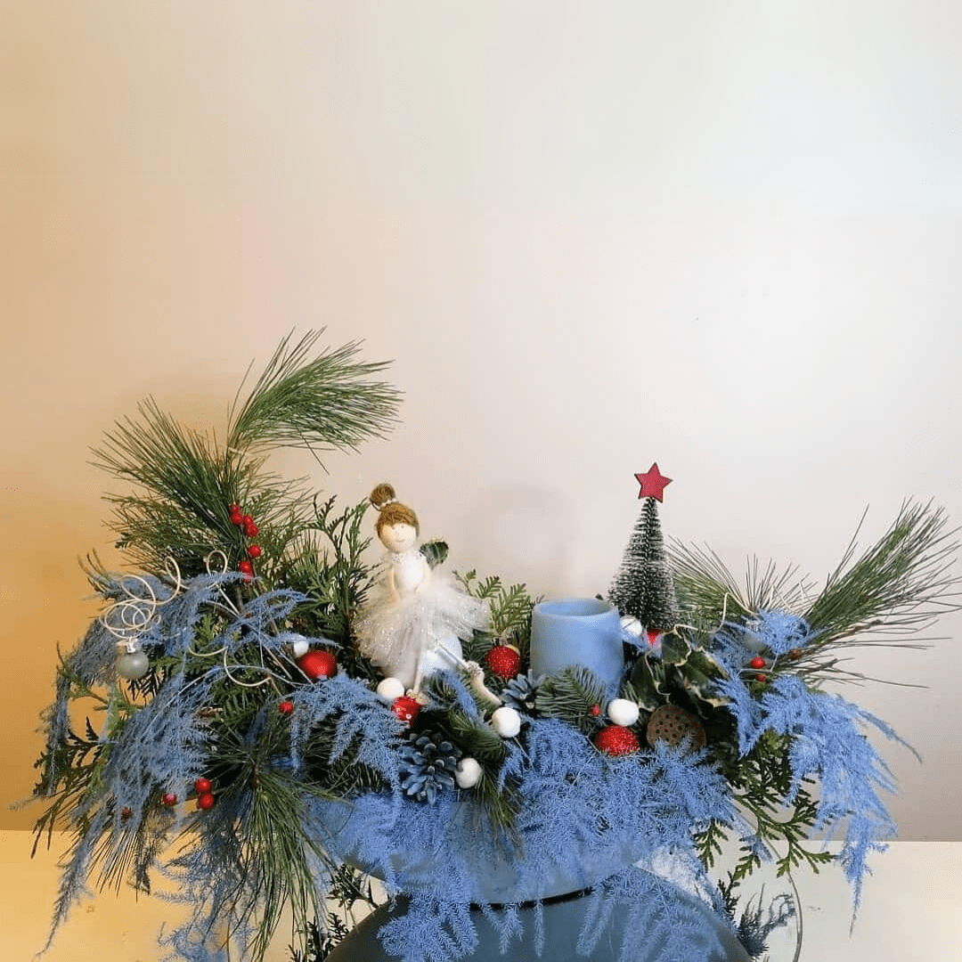 Aranjament de Craciun cu brad si accesorii albastre