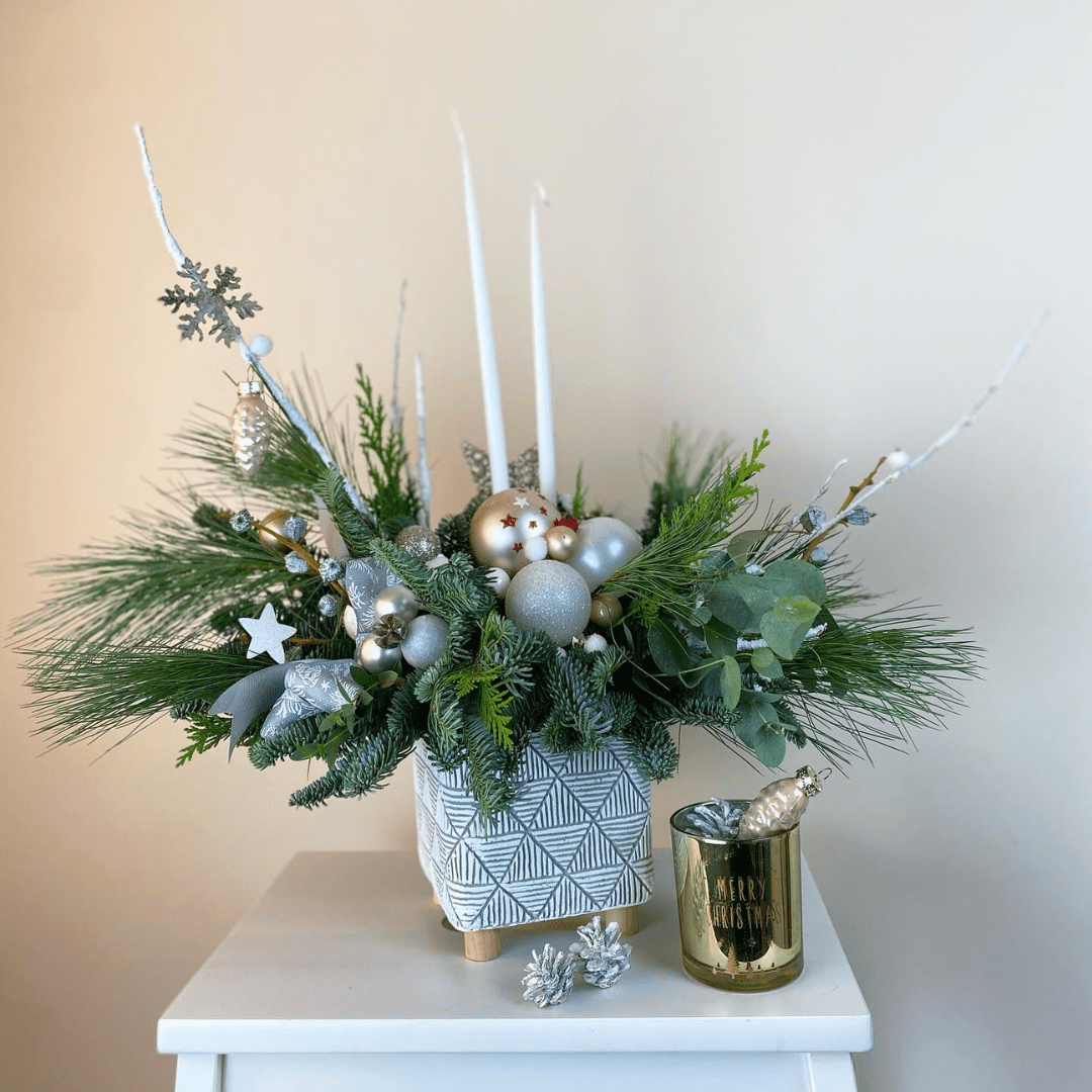 Aranjament de Craciun cu brad si accesorii albe