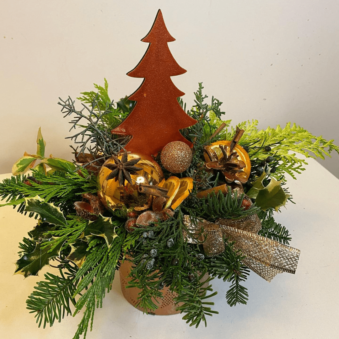 Aranjament de Craciun cu brad si accesorii cupru