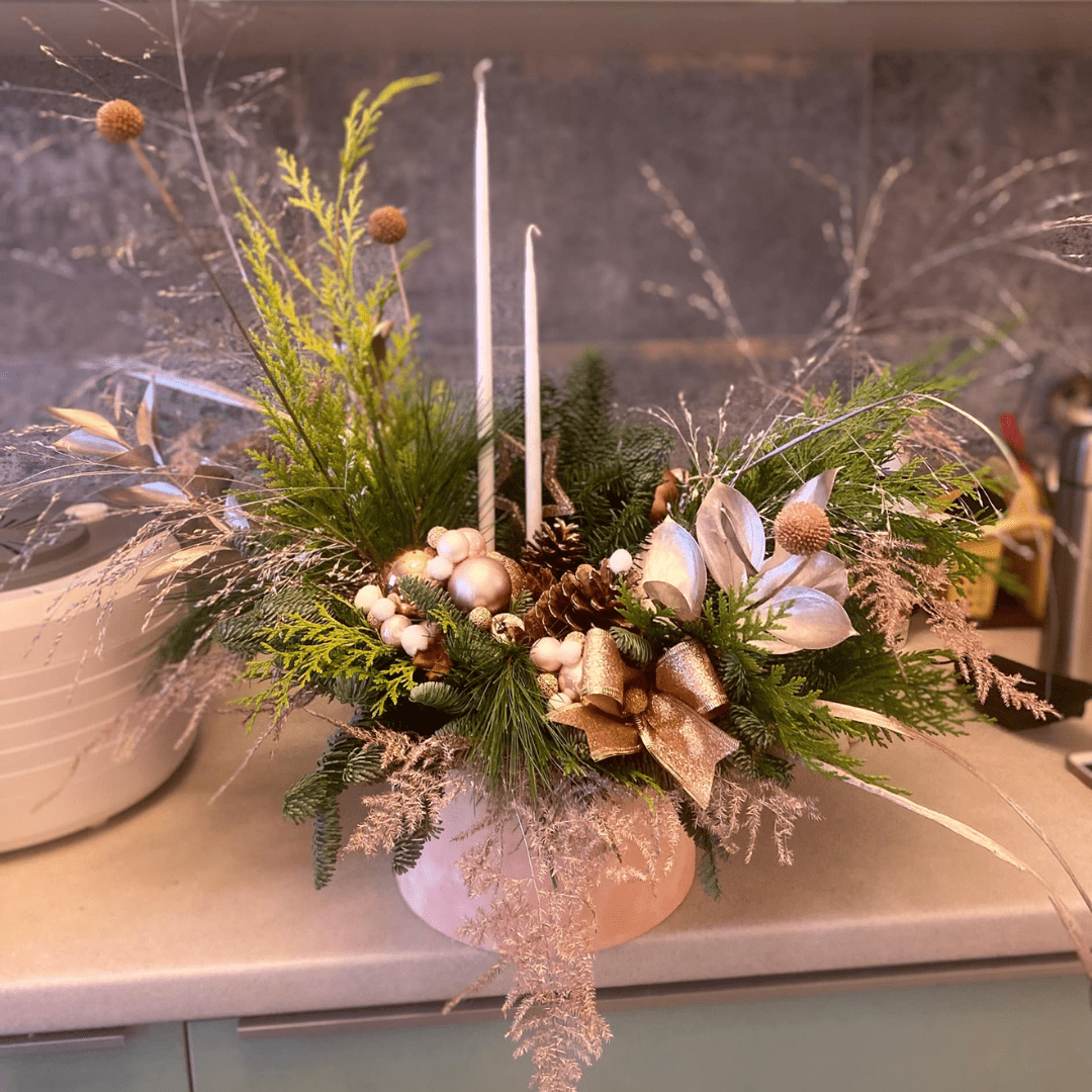 Aranjament de Craciun cu brad si accesorii rose gold