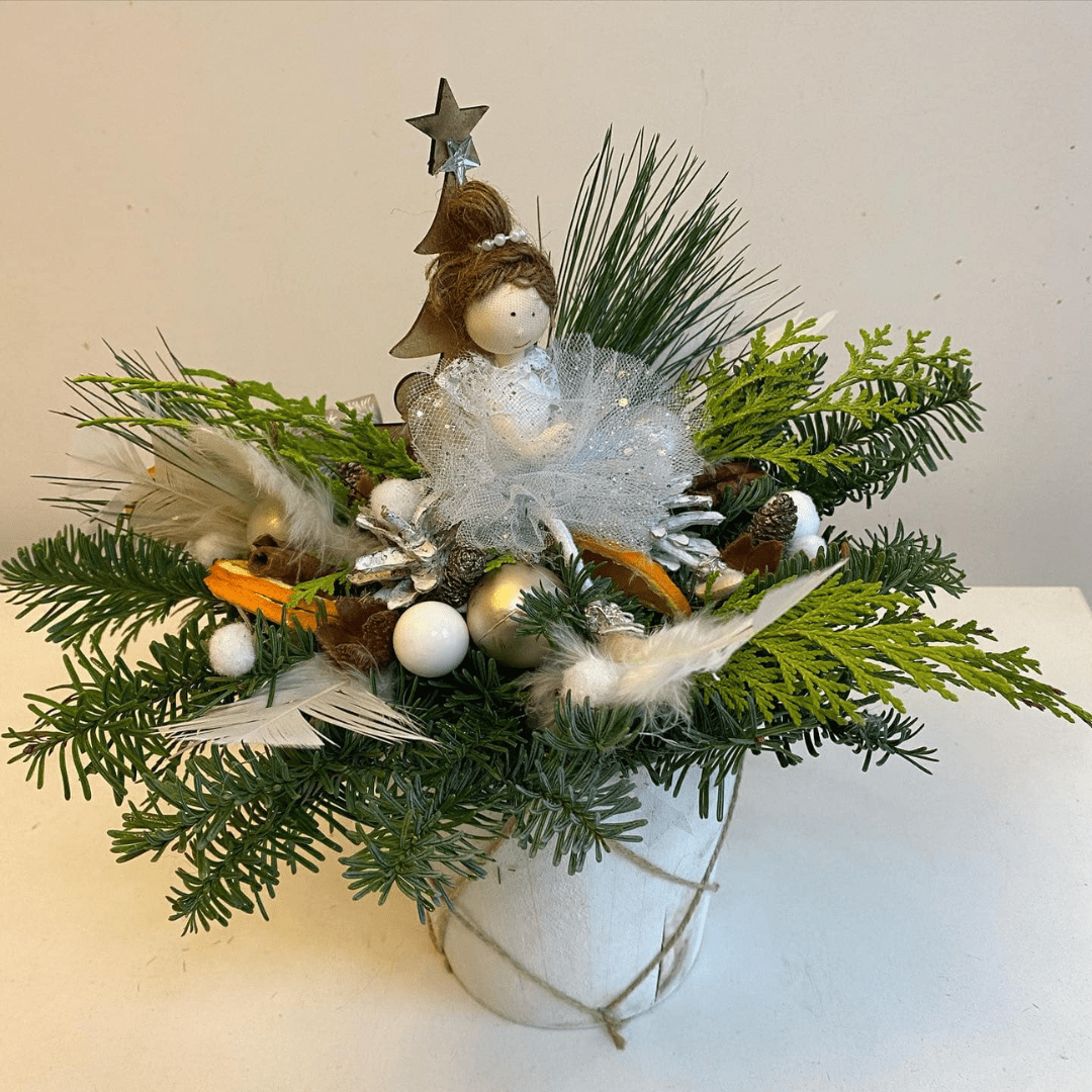 Aranjament de Craciun cu brad si ingeas