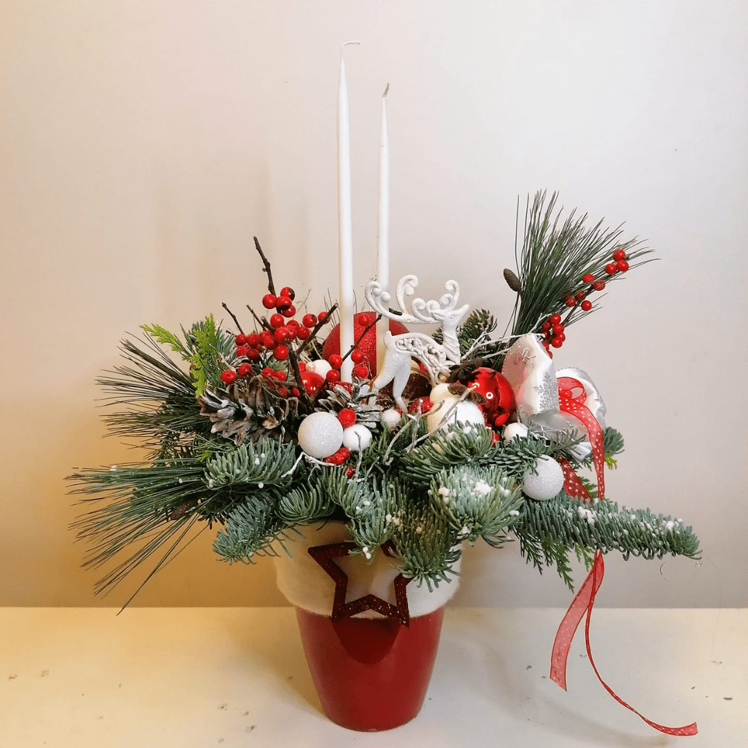 Aranjament de Craciun cu brad si lumanari albe