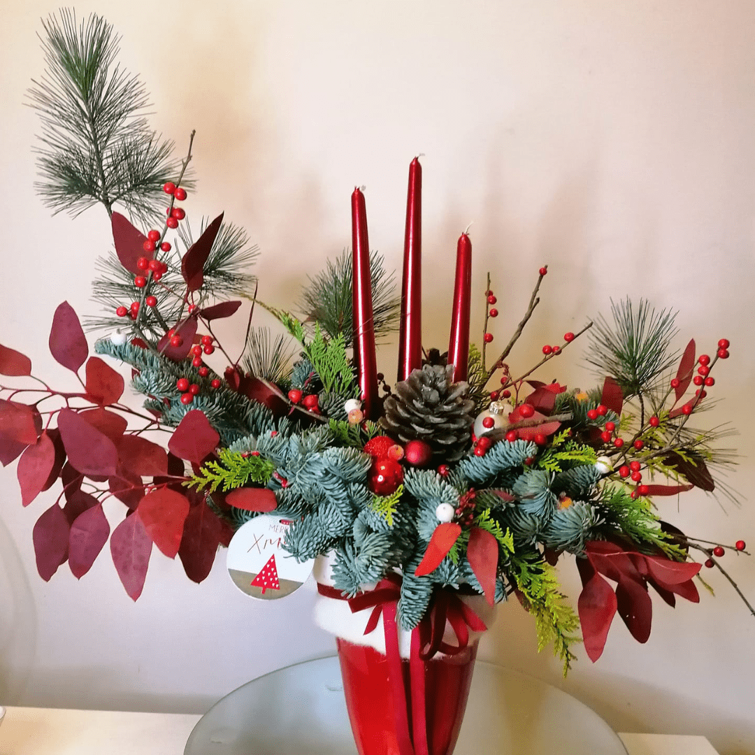 Aranjament de Craciun cu brad si lumanari rosii