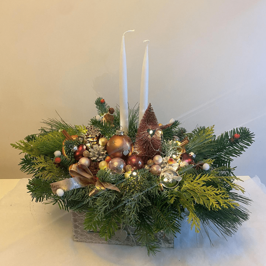 Aranjament de Craciun cu brad si luminite