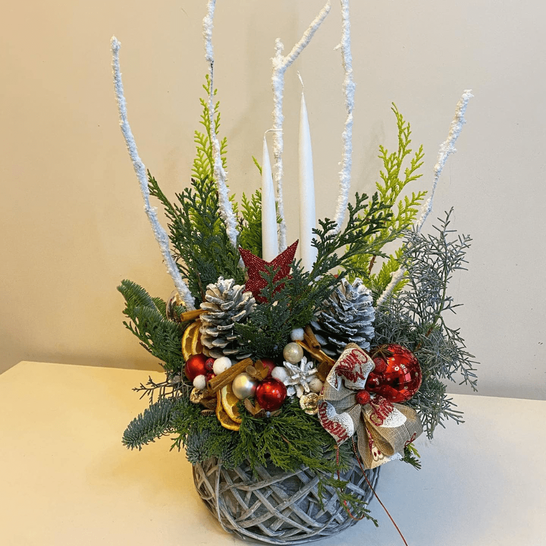 Aranjament de Craciun in cos cu brad si lumanari albe