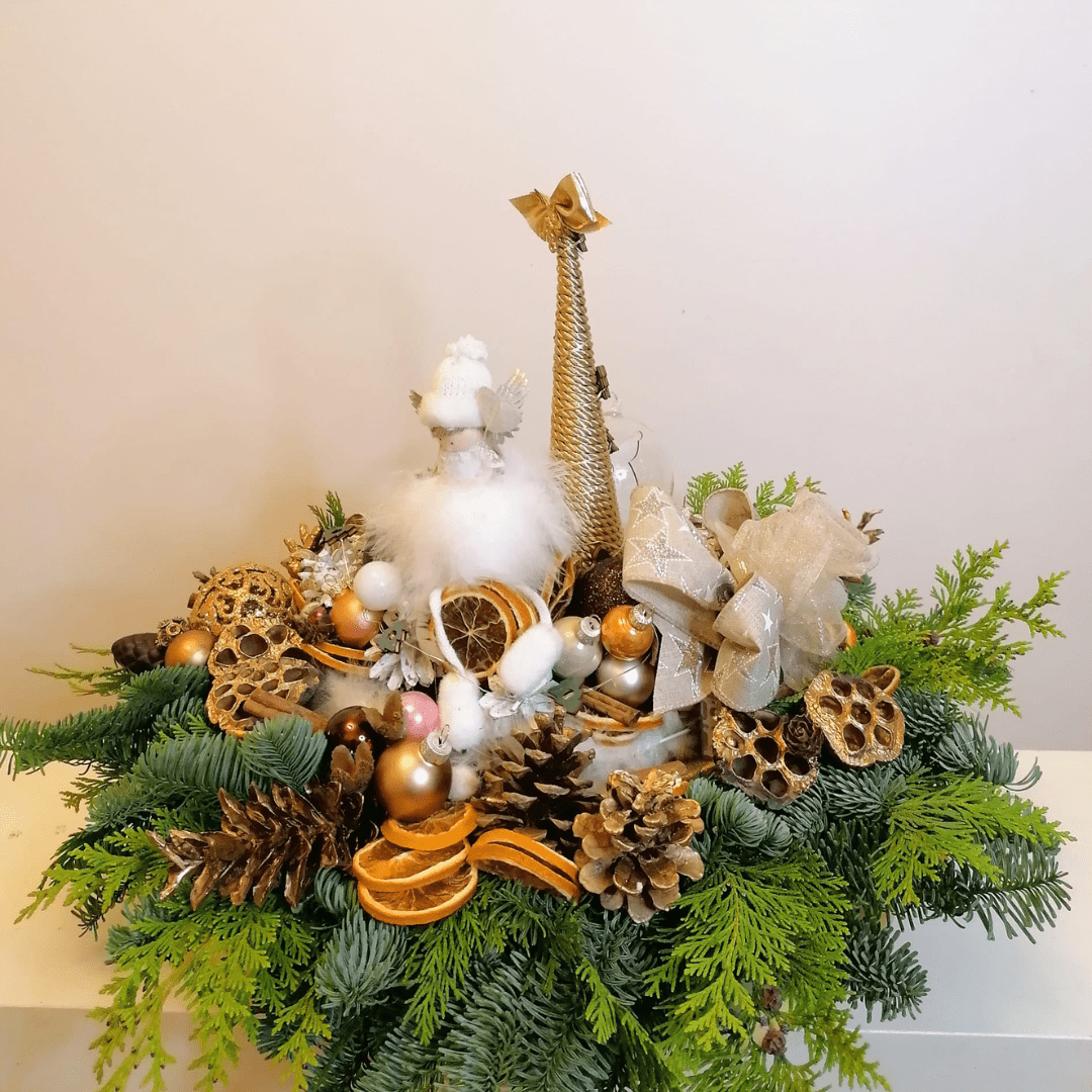 Aranjament pentru masa de Craciun cu brad si accesorii aurii
