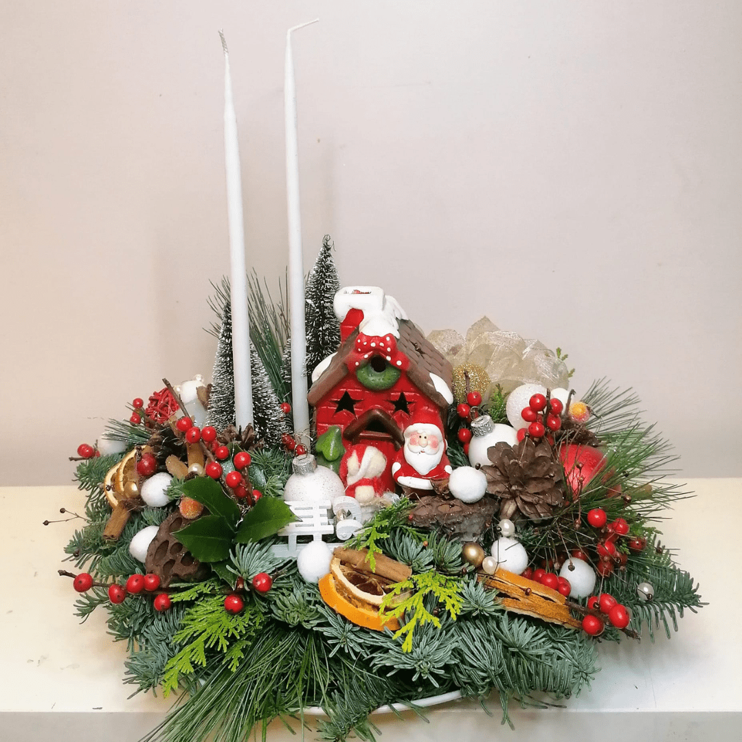 Aranjament pentru masa de Craciun cu brad si casa lui Mos Craciun