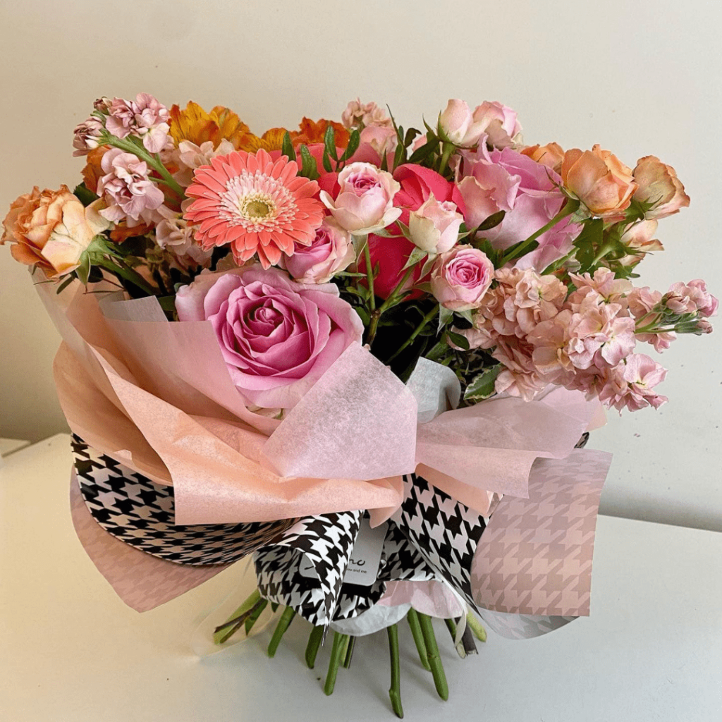 Buchet cu flori roz si peach