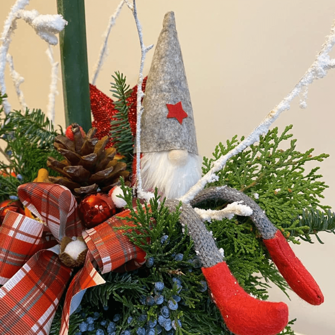 Close-up aranjament Craciun cu Mos Craciun