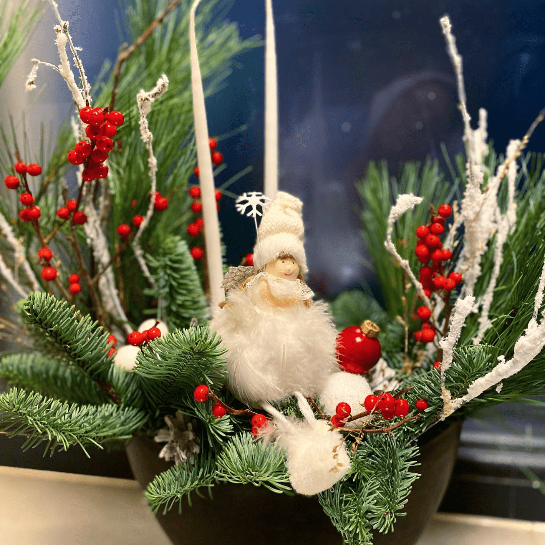 Close-up aranjament Craciun cu ingeras