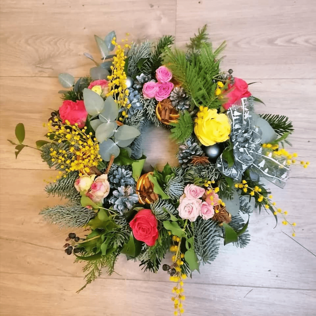 Coronita de Craciun din brad cu trandafiri