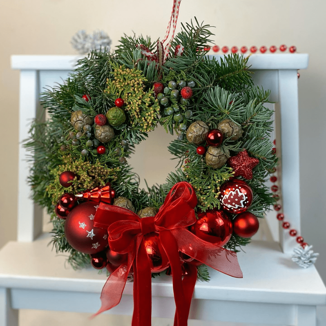 Coronita de Craciun din brad decorata cu globuri