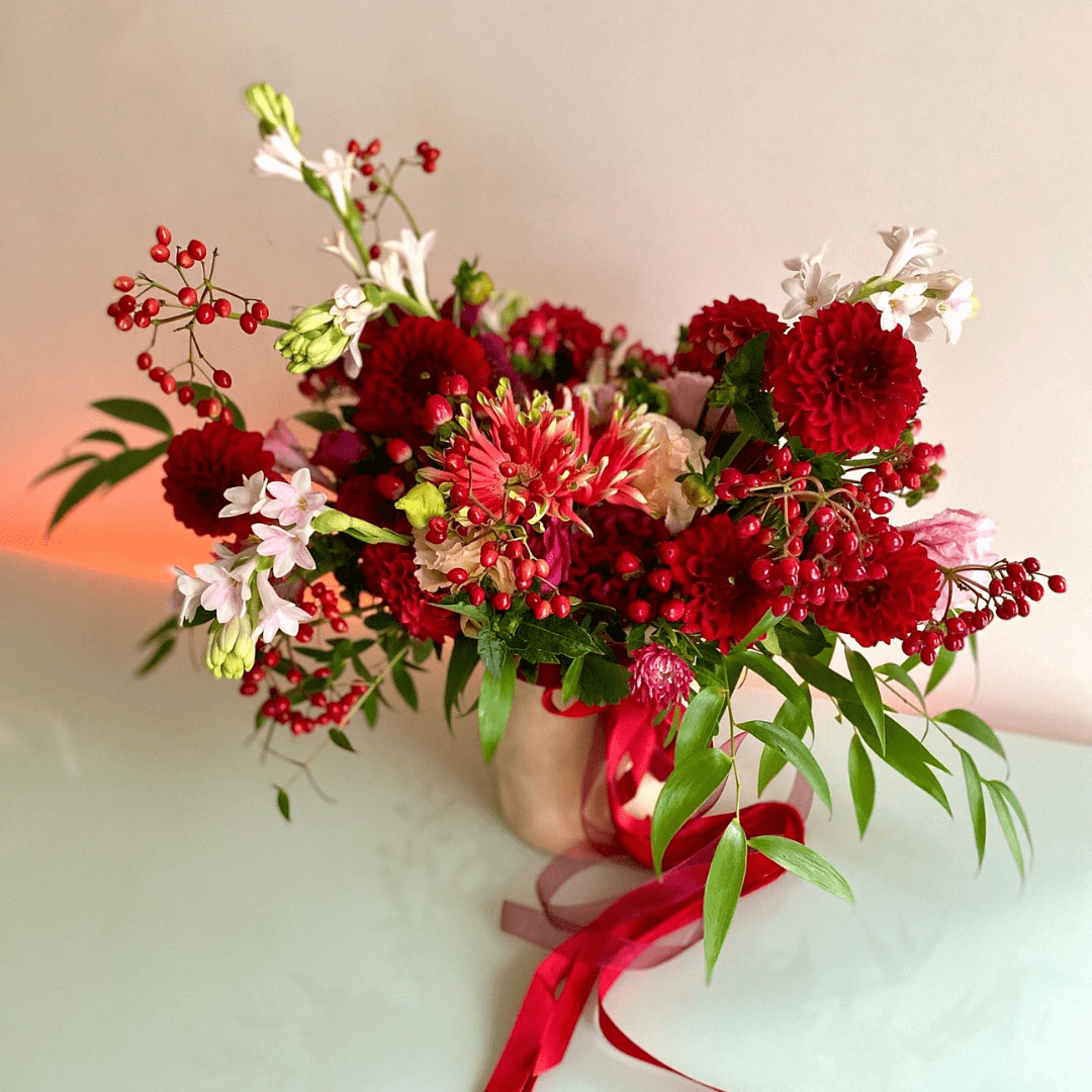 Cutie cu dalii rosii