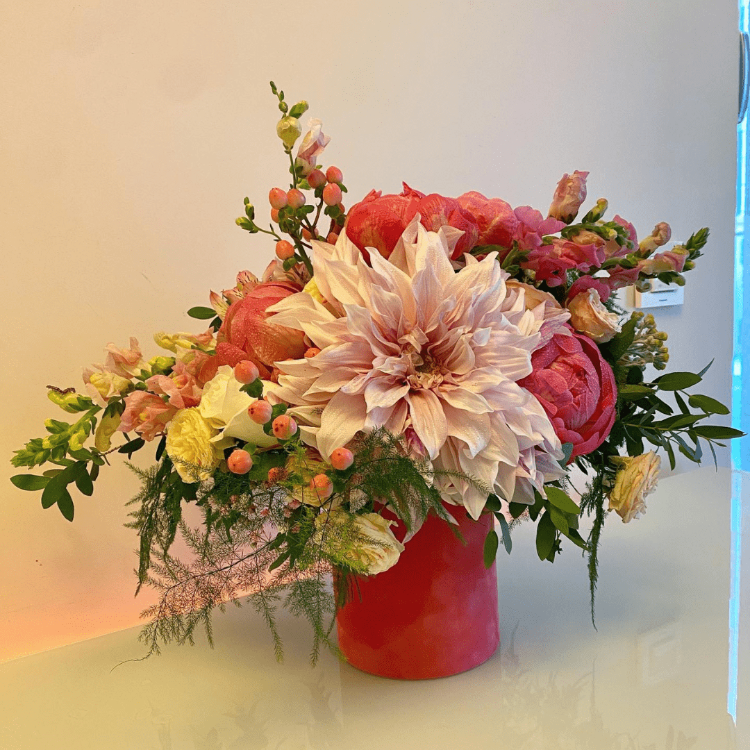 Cutie cu dalii roz pastel