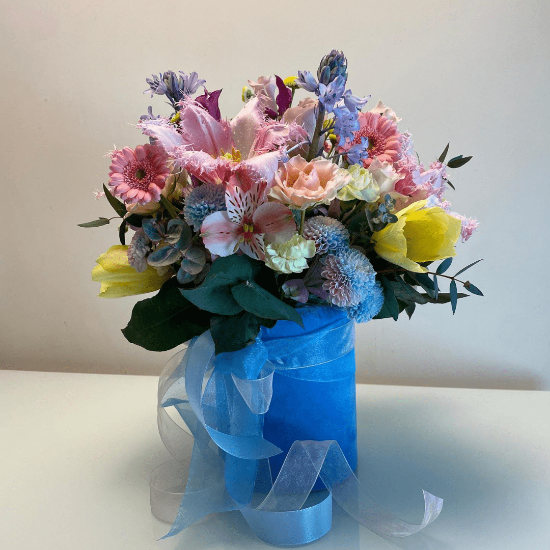 Cutie cu flori de primavara pastel