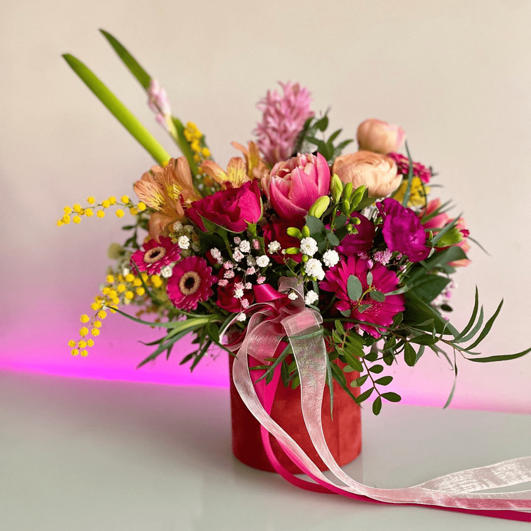 Cutie cu lalele si zambile roz