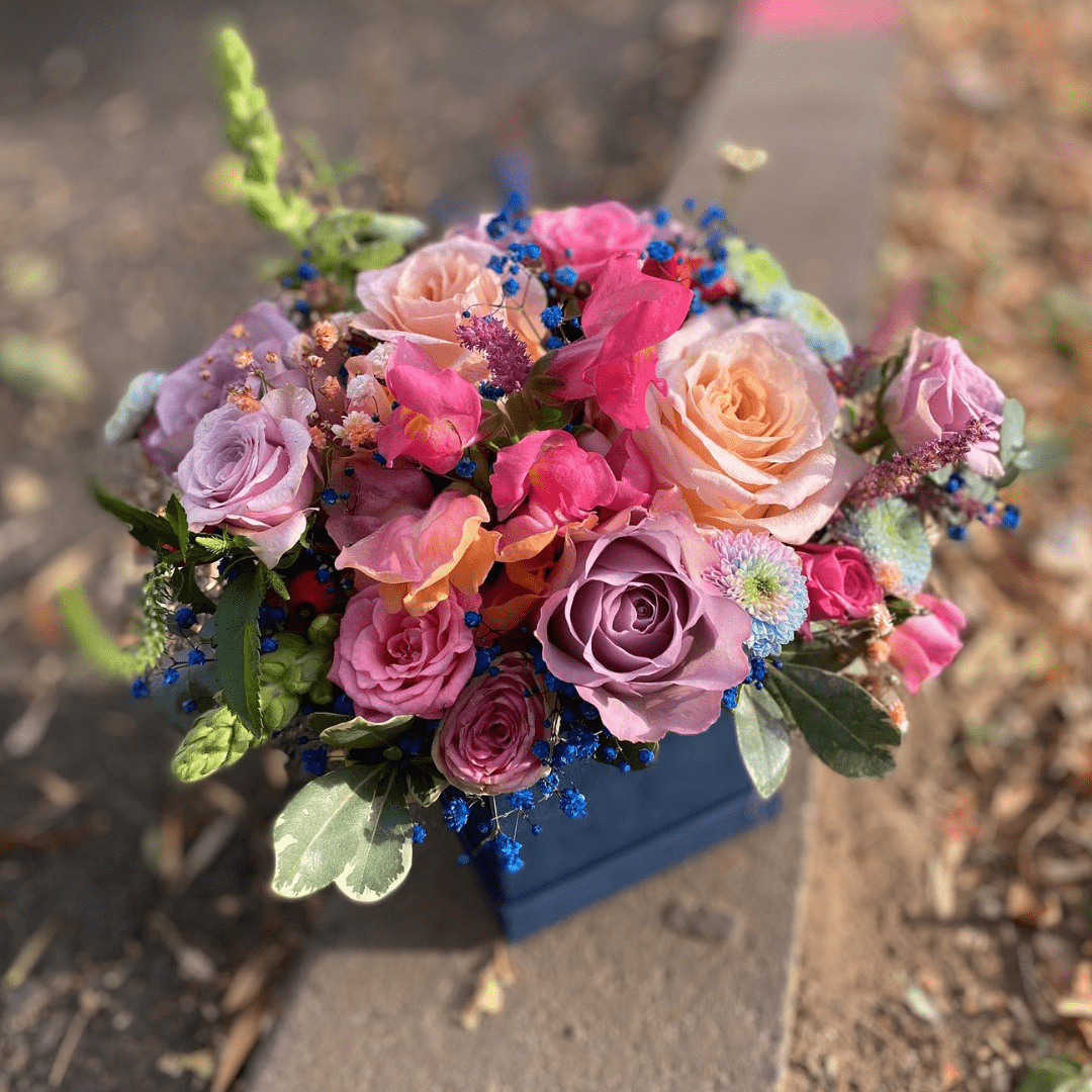 Cutie cu trandafiri peach si lila