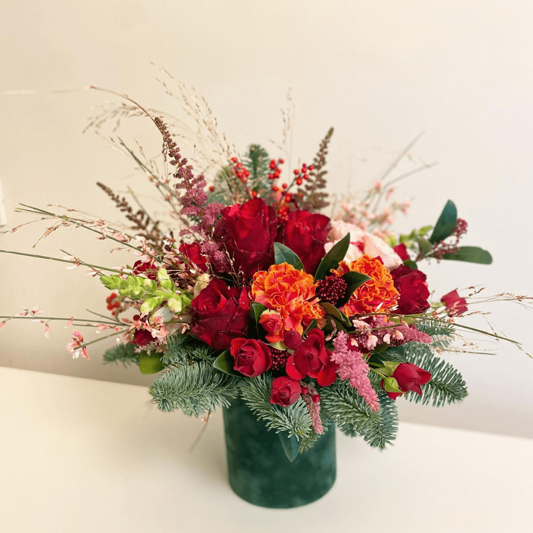 Cutie de iarna cu brad si flori rosii