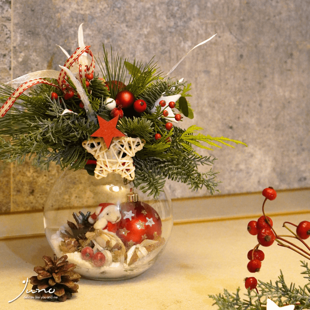 Aranjament floral cu brad pe bol de sticlă