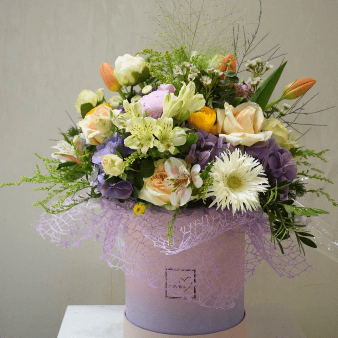 Aranjament floral în cutie cu flori pastel