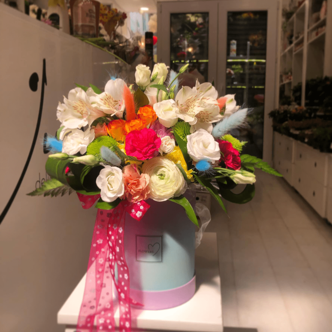 Aranjament floral în cutie cu flori de primăvară