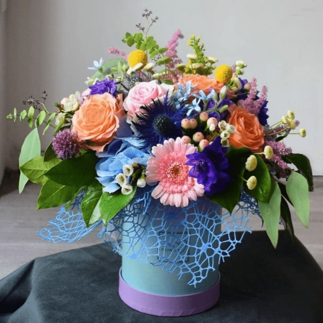 Cutie cu flori colorate