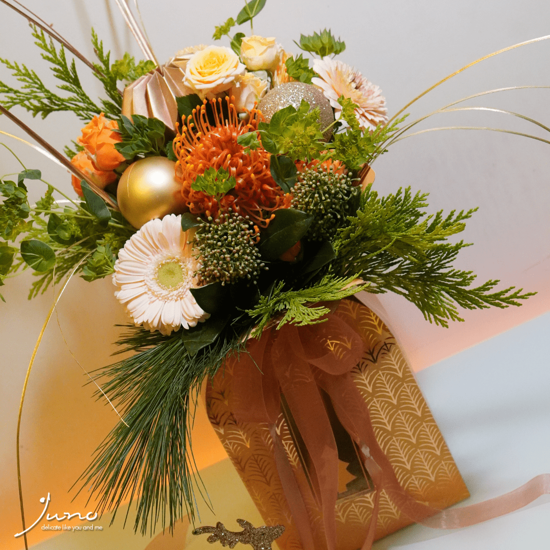Buchet cu brad și flori în vază de carton