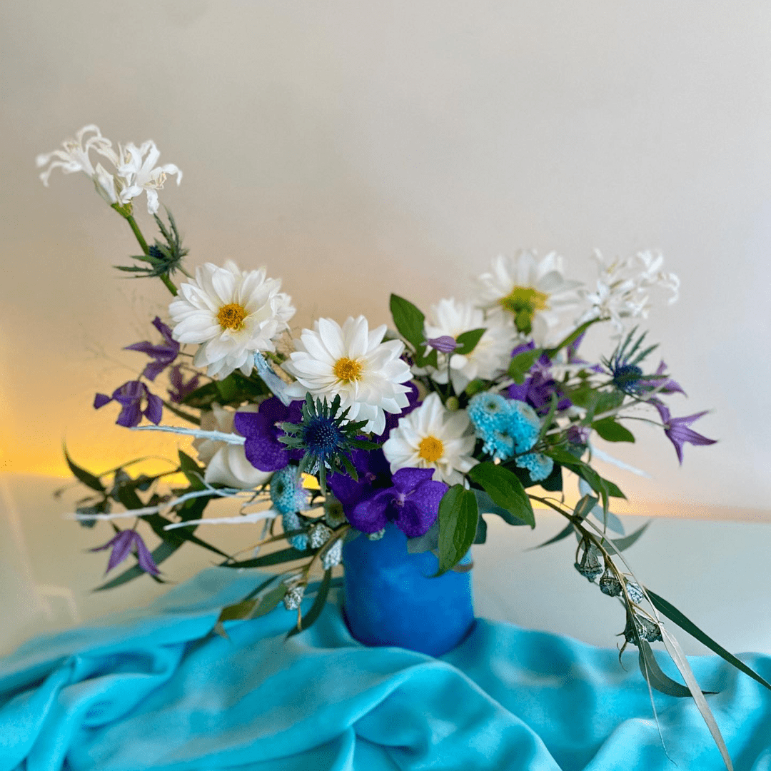 Aranjament floral în cutie albastră