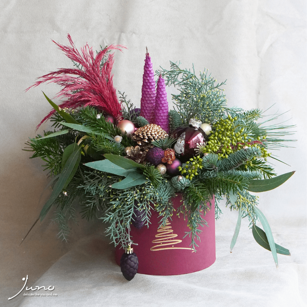 Aranjament cu brad în cutie roz