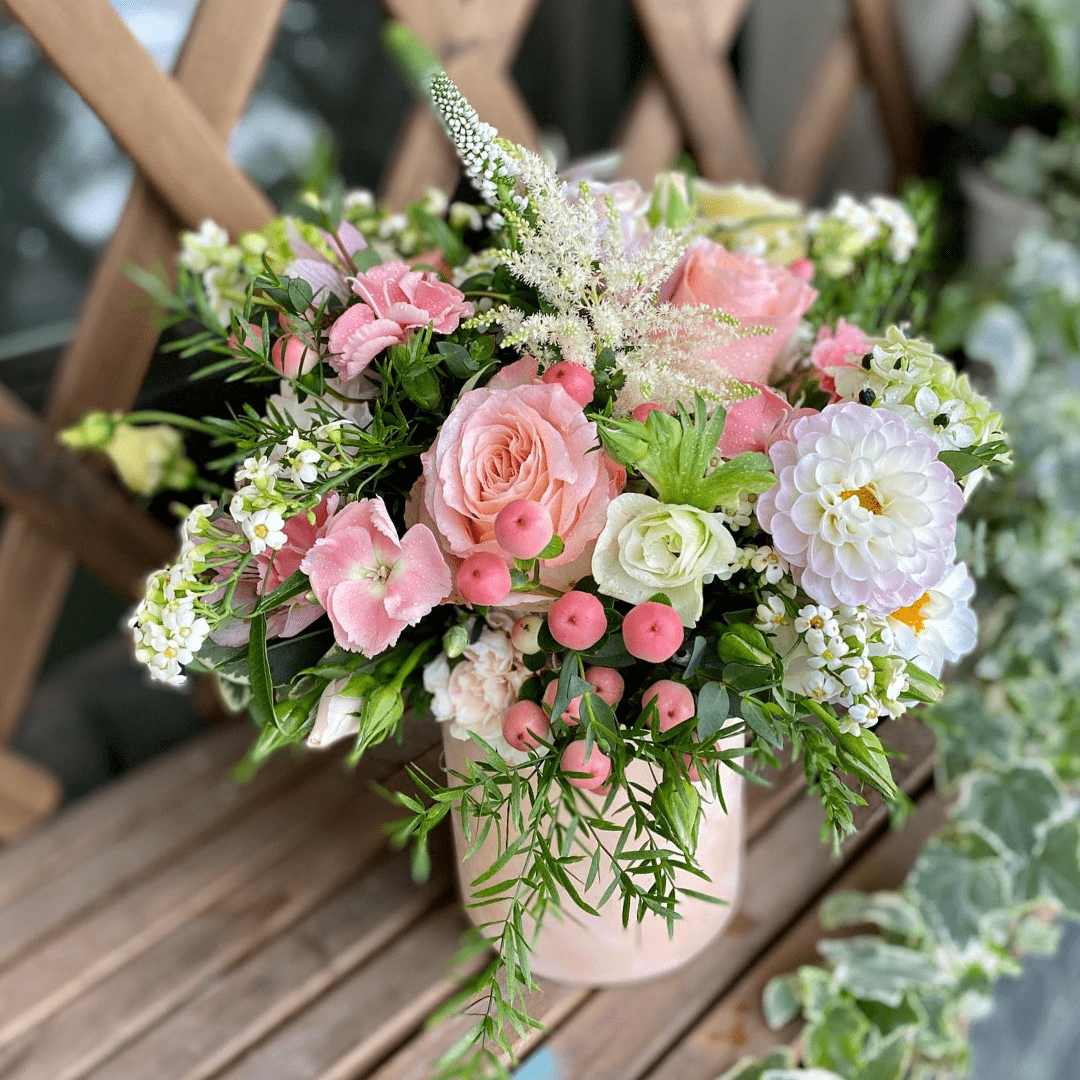 Aranjament floral în cutie roz