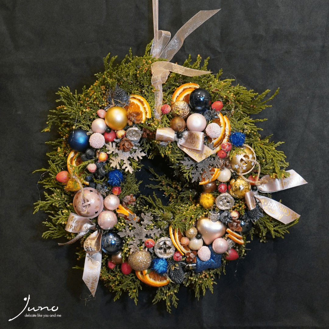 Coroniță cu brad și globuri colorate