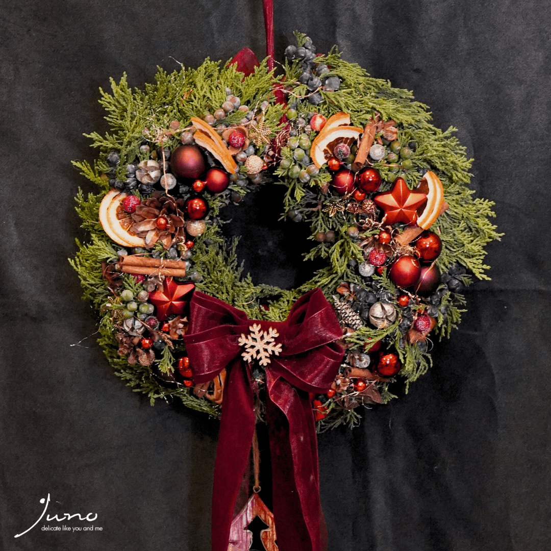 Coroniță cu brad și globuri roșii