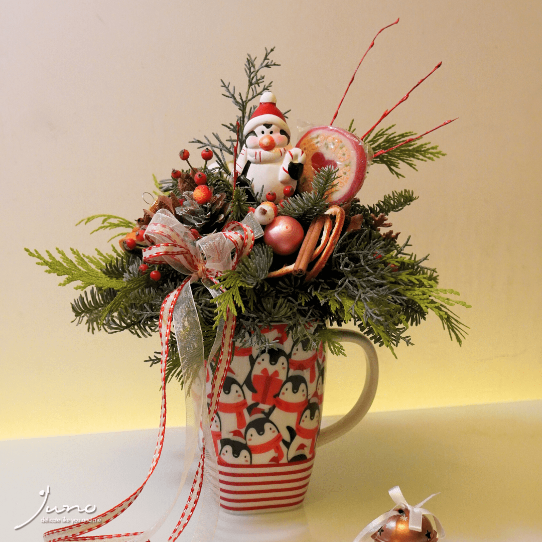 Aranjament floral cu brad și pinguin în cană de Crăciun