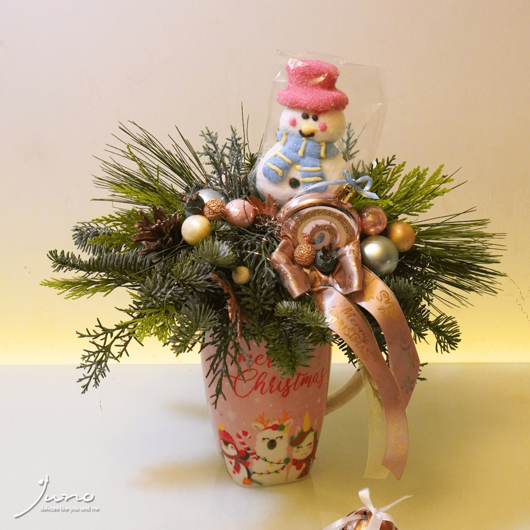 Aranjament floral cu brad și om de zăpadă în cană de Crăciun